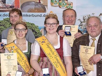 &Uuml;bergabe der Urkunden : Vordere Reihe (von links) Dieter Sch&ouml;lzke, Bayerische Honigk&ouml;nigin Katharina Eder, Bayerische Honigprinzessin Doris Gr&uuml;nbauer, G&uuml;nter Hahn, Jochen Huppmann, hintere Reihe (von links) Martin Holzinger, Sebastian Maresch, G&uuml;nther Voit und Stefan H&uuml;ckmann.  Foto: Stefan Ammon
