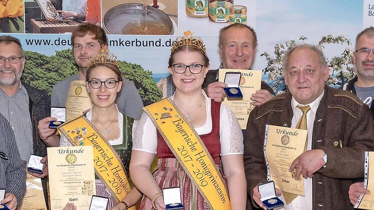 &Uuml;bergabe der Urkunden : Vordere Reihe (von links) Dieter Sch&ouml;lzke, Bayerische Honigk&ouml;nigin Katharina Eder, Bayerische Honigprinzessin Doris Gr&uuml;nbauer, G&uuml;nter Hahn, Jochen Huppmann, hintere Reihe (von links) Martin Holzinger, Sebastian Maresch, G&uuml;nther Voit und Stefan H&uuml;ckmann.  Foto: Stefan Ammon