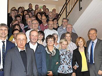 Der BRK-Kreisverband zeichnete 37 langjährige Mitarbeiter aus. Mit im Bild Vorsitzender Klaus Löffler (rechts), seine Stellvertreterin Heidi Beyerle (daneben) sowie Kreisgeschäftsführer Roland Beierwaltes (links) und Kreisschatzmeister Herbert Gögelein (daneben).  Foto: Michael Wunder