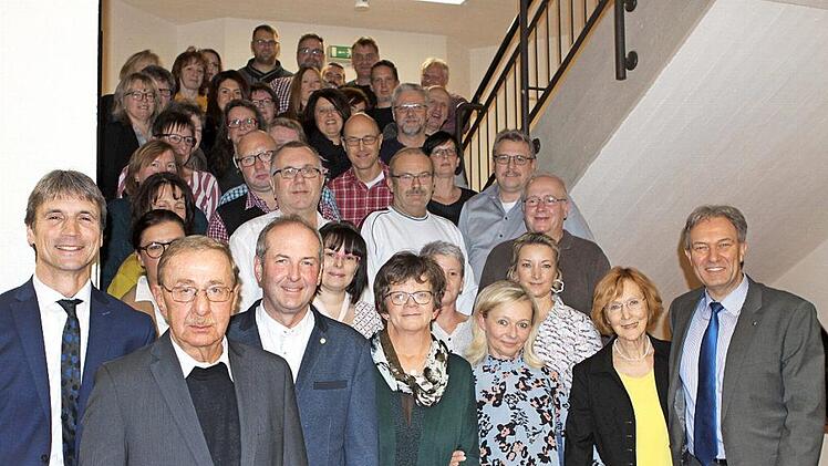 Der BRK-Kreisverband zeichnete 37 langjährige Mitarbeiter aus. Mit im Bild Vorsitzender Klaus Löffler (rechts), seine Stellvertreterin Heidi Beyerle (daneben) sowie Kreisgeschäftsführer Roland Beierwaltes (links) und Kreisschatzmeister Herbert Gögelein (daneben).  Foto: Michael Wunder