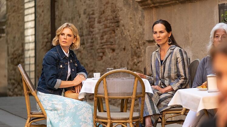 Sylvia (Emilia Fox) und ihre Schwester Isabel (Tara Fitzgerald) werden Zeuginnen eines Eklats bei einer Beerdigung.