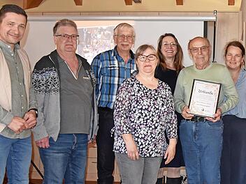 Herbert Straub (6. v. l.) nahm die Urkunde mit der Ernennung zum Ehrenmitglied im Kreis der Vereinsleitung entgegen: (v. l.) B&uuml;rgermeister Matthias Krapp, Kassier Andreas Kraus, stellvertretender Kassier Herbert Leuthner, Beisitzerin Ingrid Z&ouml;ttle...