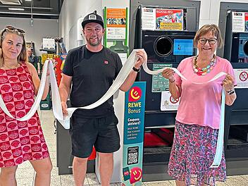 Stellvertretende MGH-Leitung Julia Sterlings, Felix Matzke-Weinbeer vom REWE Anna Matzke in Ha&szlig;furt und Roswitha Stuhlfelder, ehrenamtlich Beauftragte der Gemeinschaft Wohlfahrts- und Sozialarbeit im BRK-Kreisverband Ha&szlig;berge freuen sich &uuml;ber die ...