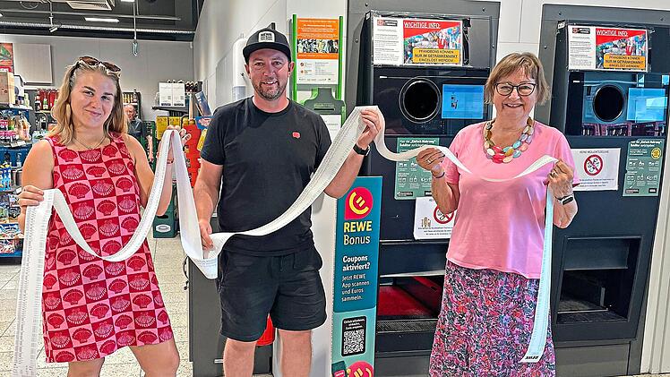 Stellvertretende MGH-Leitung Julia Sterlings, Felix Matzke-Weinbeer vom REWE Anna Matzke in Ha&szlig;furt und Roswitha Stuhlfelder, ehrenamtlich Beauftragte der Gemeinschaft Wohlfahrts- und Sozialarbeit im BRK-Kreisverband Ha&szlig;berge freuen sich &uuml;ber die ...
