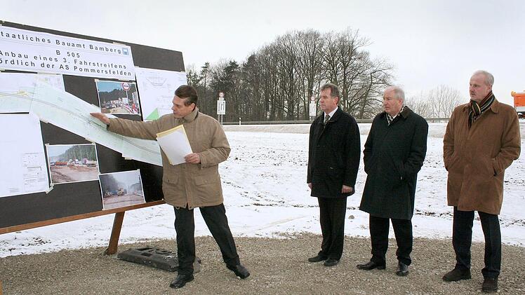 Bauoberrat Michael Raab vom Staatlichen Bauamt Bamberg (links) erläutert die Ausbaustrecke. Im Bild von rechts Bürgermeister Gerald Brehm, Höchstadt, Stellvertretender Landrat Georg Bogensperger, Bürgermeister Hans Beck, Pommersfelden