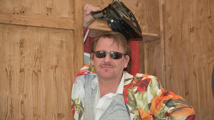 Helmut Riedel spielt diesmal den schwulen Klaus Bernhardt alias Klaus Bärbel. Foto: Gabi Arnold