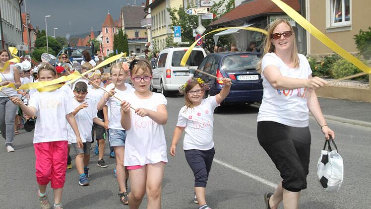 Mit ihrer Cheftrainerin und ihren Coaches bildete die Ivo-Hennemann-Grundschule eine der stärksten Gruppen im Zug.  Foto: Gerda Völk