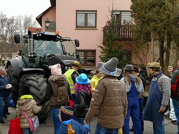 Dieser nagelneue Traktor verweigerte im Gegensatz zu seinen historischen Zeitgenossen den Dienst. Das moderne Fahrzeug blieb im Zentweg liegen. Foto: Johannes Michel