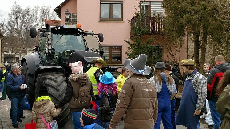 Dieser nagelneue Traktor verweigerte im Gegensatz zu seinen historischen Zeitgenossen den Dienst. Das moderne Fahrzeug blieb im Zentweg liegen. Foto: Johannes Michel