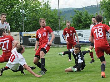 Dieses war der erste Streich: Andreas Graup (Nr. 9) überwindet Coburgs Keeper Oleksandr Churilov zum 1:0 für den FC Fuchsstadt. Foto: ssp