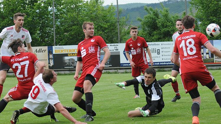 Dieses war der erste Streich: Andreas Graup (Nr. 9) überwindet Coburgs Keeper Oleksandr Churilov zum 1:0 für den FC Fuchsstadt. Foto: ssp