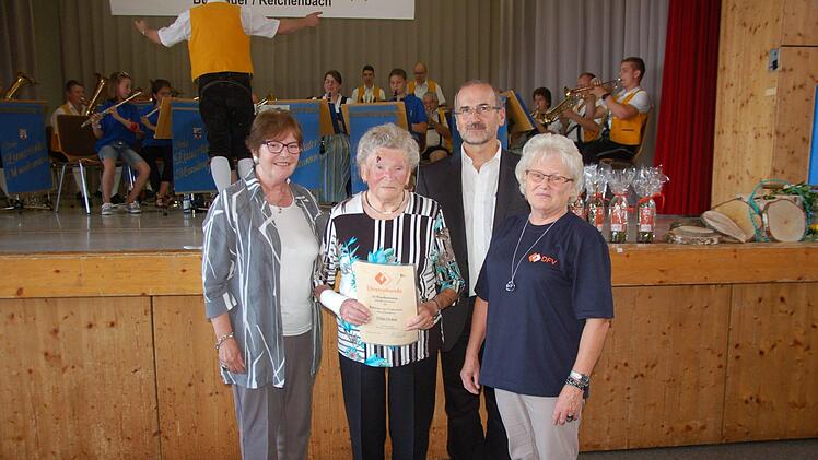 Die bayerische Landesvorsitzende des Deutschen Familienverbandes Sabine Engel gratulierte Hilde Dinkel zum 60-jährigen Jubiläum ebenso wie die Vorsitzenden Bernhard Beck und Anni Straub des Familienverbandes Burglauer/Reichenbach.