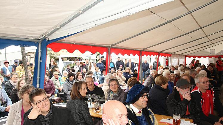 Viele Besucher hörten der  Kirchweihpredigt  gespannt zu. Foto: Michael Stelzner