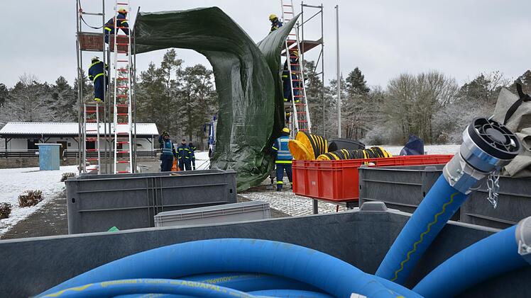 Eine fast 1000 Meter lange Schlauchleitung vom Reiterswisener Ortsrand zum Hundezüchterplatz musste gelegt werden. Foto: Peter Rauch