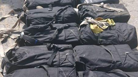 Der Zoll hat Anfang der Woche einen Drogenfund in Millionenh&ouml;he gemacht. Ermittler fischten zahlreiche Rucks&auml;cke und Taschen aus der Elbe. Nun gehen sie einer Spur nach.  Foto: Zollfahndungsamt Hamburg