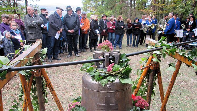 Zahlreiche Ortsbürger wohnten der Weihe der Glocke für die Erlöserkapelle bei. Winfried Ehling
