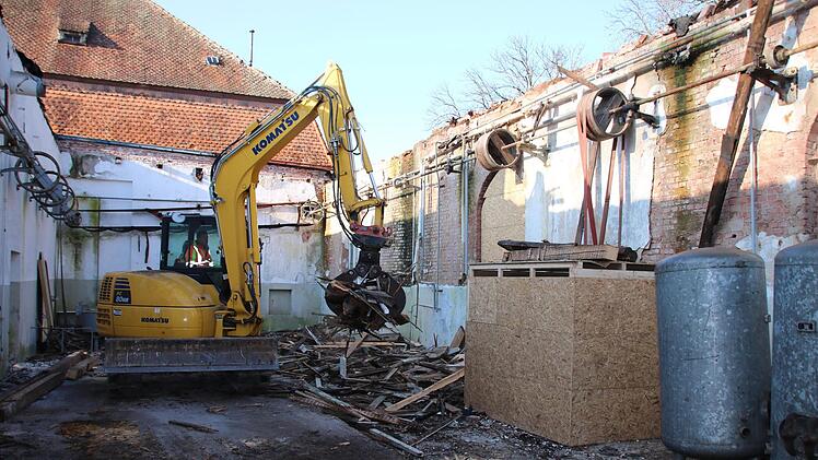 Im Innern räumt ein Bagger die Reste des Daches auf. Foto: Ralf Ruppert