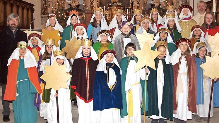 Zum Abschluss der Sternsingeraktion der Pfarrei "Unsere liebe Frau" feierten die Sternsinger zusammen mit Stadtpfarrer Roland Neher (hinten rechts) und Pastoralreferent Thomas Reich (hinten links) den Gottesdienst am Dreikönigsfest.  Foto: Alfred Thieret
