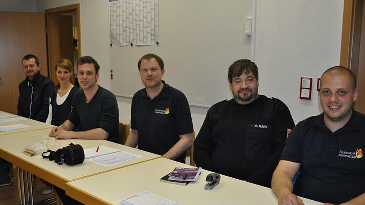 Der Vorstand des Feuerwehrvereins Pfarrweisach (von rechts): Vorsitzender Thomas Hartenfels, Zweiter Vorsitzender Simon Mann, Schriftführer Christian Braterschofsky, Kassierer André Kuhn sowie die Beisitzer Carolin Heusinger und Lukas Eisfelder.Simon Albrecht