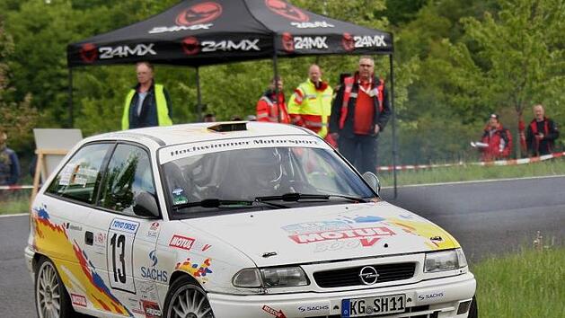 Mehrere Fahrer des AMSC sind bei der Rallye "Fr&auml;nkisches Weinland" am Start, hier Sven Hochwimmer und Marco Hartung im Mai 2019. Im Stadtrat wurde lange &uuml;ber die Rallye 2020 diskutiert. Foto: Archiv/Karlheinz Franz
