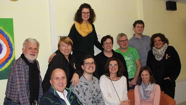 In diesem Jahr stehen folgende Schauspieler auf der B&uuml;hne:  (vorne, von links) Christoph Ehrenberg (Landrat B. Oppenau), Florian Hein (Wahlberater M. Meisner), Birgit Warmuth (Tamara Bloomberg), Diana Endres (Landratstochter); hinten, von links:  Anton B&uuml;chs (Polizist Kr&auml;mer), Carmen Balling (Gegenkandidatin), Verena Rottenberger (S&auml;ngerin Gaby Stern), Christine Krapf (Landratsgattin), Kurt Manger (B&uuml;rgermeister Rappel), Jan Fehr (Journalist), Katrin Frank (Elfriede Stegner). Laura Rottenberg...