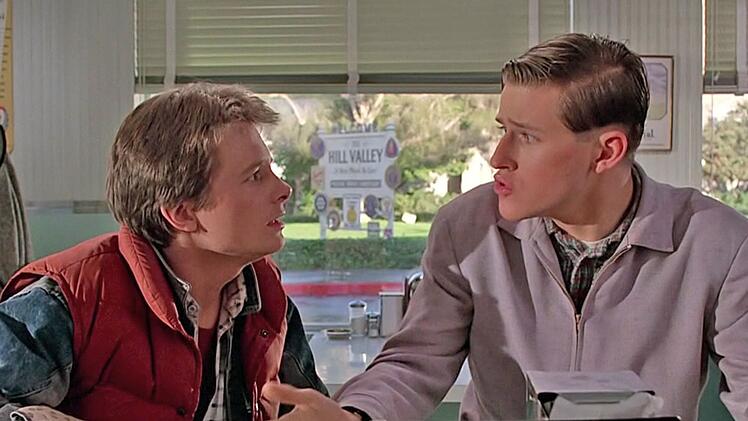 Crispin Glover (rechts) spielte den unsicheren Teenager George McFly.