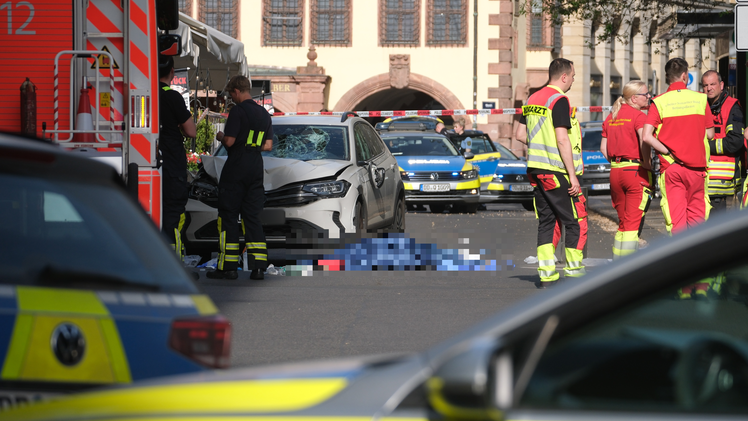 Auto f&auml;hrt in Menschengruppe in Leipzig