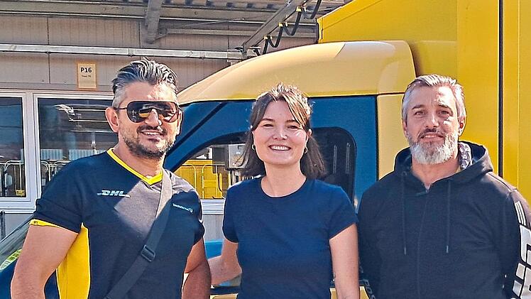 Die Gespr&auml;chspartner: Zusteller Mamed Aga (links), Pressesprecherin Jasmin Derflinger (DHL und Deutsche Post S&uuml;ddeutschland), Standortleiter Hakan Bozkaya.