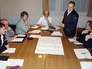 Mit noch skeptischen Mienen folgten die Gemeinderäte Uwe Derra, Karl-Heinz Kandler, Protokollführer Roland Gehring, Bürgermeister Jochen Steppert, Heinz Stretz und  Ande Borschert (im Bild von links)  den Ausführung von Peter Ruck (stehend). Ihr Gesichtsausdruck sollte sich schnell aufhellen. Foto:  Ralf Kestel