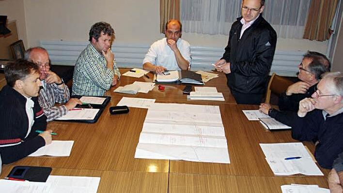 Mit noch skeptischen Mienen folgten die Gemeinderäte Uwe Derra, Karl-Heinz Kandler, Protokollführer Roland Gehring, Bürgermeister Jochen Steppert, Heinz Stretz und  Ande Borschert (im Bild von links)  den Ausführung von Peter Ruck (stehend). Ihr Gesichtsausdruck sollte sich schnell aufhellen. Foto:  Ralf Kestel