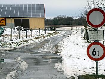 Es bleibt beim Verbot: Auch Angler dürfen die gesperrten Wege zum Main nicht mit dem Auto befahren, entschied der Marktgemeinderat Schwarzach. Foto: Siegfried Thomas