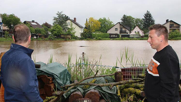 Der Burker Weiher stieg gefährlich hoch an und erreichte fast schon die Häuser. Foto: Sebastian Schirner