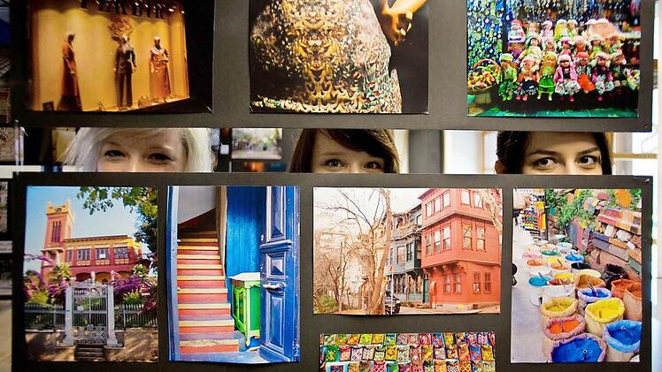 Fotos mit Fotografinnen (von links): Miriam Pirner, Lydia Enders und Melisa Elkol