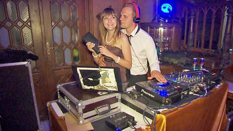 Jenny begleitet Gunther zu einem DJ-Job Foto: RTL www.rtl.de/cms/sendungen/bauer-sucht-frau.html