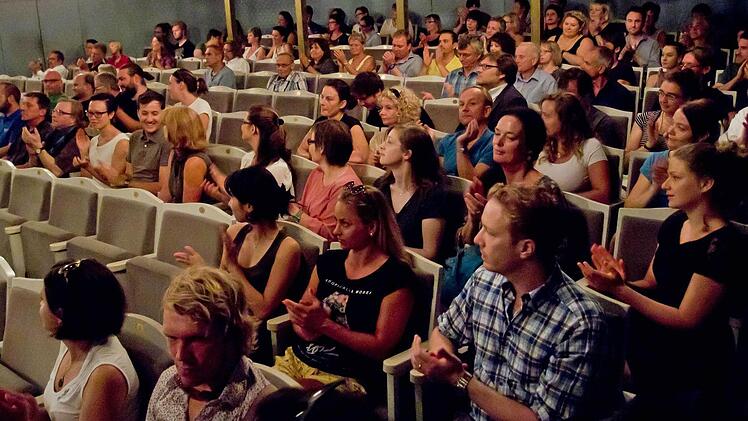 Das Ensemble und Mitarbeiter des Landesthaters bei der Begrüßung am ersten Probentag im Landestheater.Foto: Jochen Berger