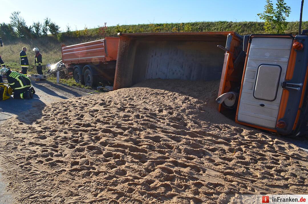 Lkw rammt Taxi auf B8