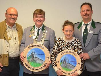 Das neue "Königshaus" beim Schützenverein Edelweiß Reiterswiesen steht fest und wurde vorgestellt: (von links) 1. Ritter Kurt Fink, Schützenkönig Norbert Härterich, Jugendkönig(in) Julia Kallenbach und 2. Ritter Andreas Schmitt. Foto: Peter Rauch