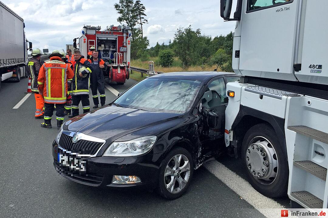 Lkw schleift Skoda vor sich her