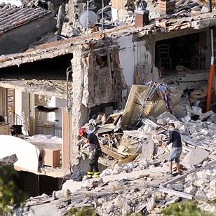 Schweres Erdbeben erschüttert Zentralitalien
