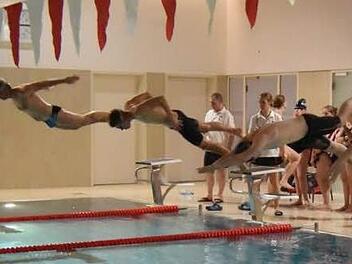 TVE-Routinier Johannes Müller (ganz links) beim Start über die 50 m Freistil. Am Ende sprang für ihn in einem stark besetzten Feld Platz 4 heraus. Foto: Dietz