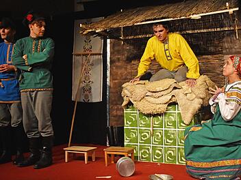 Ein spannendes und packendes Märchen, nicht nur für Kinder, bringt die Theaterwerkstatt Haßfurt heuer auf die Bühne. Die Premiere der "Abenteuer des starken Wanja" von Otfried Preußler war bereits äußerst erfolgreich. Das Bild zeigt eine Szene mit (von links) Felix Pielmeier, Benjamin Bochmann, Martin Habermeyer und Nadine Panjas.Ulrike Langer