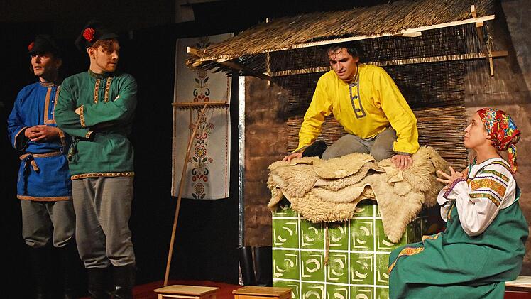 Ein spannendes und packendes Märchen, nicht nur für Kinder, bringt die Theaterwerkstatt Haßfurt heuer auf die Bühne. Die Premiere der "Abenteuer des starken Wanja" von Otfried Preußler war bereits äußerst erfolgreich. Das Bild zeigt eine Szene mit (von links) Felix Pielmeier, Benjamin Bochmann, Martin Habermeyer und Nadine Panjas.Ulrike Langer