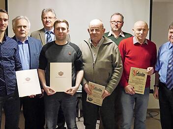 Ehrungen und Neuwahlen gab es in der Hauptversammlung des Radsportverein "Solidarität" Reuth (v. l.): Markus Häublein, BLSV-Vorstandsmitglied Hartmut Nenninger, 3. Bürgermeister Klaus Hannweber, Andreas Bittruf, Alfons Sünkel, Hartmut Münzel, Herbert Michalek und Vorsitzender Thomas Bittruf. Foto: Silvia Bittruf