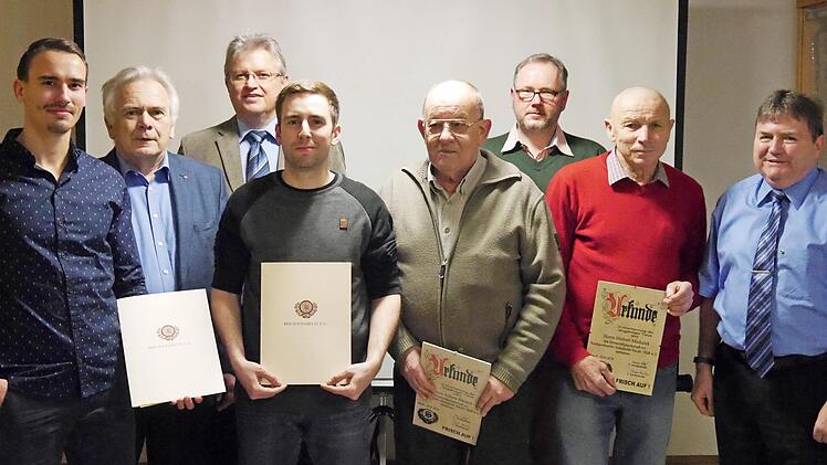 Ehrungen und Neuwahlen gab es in der Hauptversammlung des Radsportverein "Solidarität" Reuth (v. l.): Markus Häublein, BLSV-Vorstandsmitglied Hartmut Nenninger, 3. Bürgermeister Klaus Hannweber, Andreas Bittruf, Alfons Sünkel, Hartmut Münzel, Herbert Michalek und Vorsitzender Thomas Bittruf. Foto: Silvia Bittruf