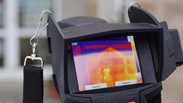 Eine Thermographie zeigt sowohl Kältebrücken als auch feuchte Wände an einem Gebäude  auf. Beim Jubiläumspreisausschreiben der Energieberatung Haßberge ist eine solche Thermographie zu gewinnen.Sabine Weinbeer