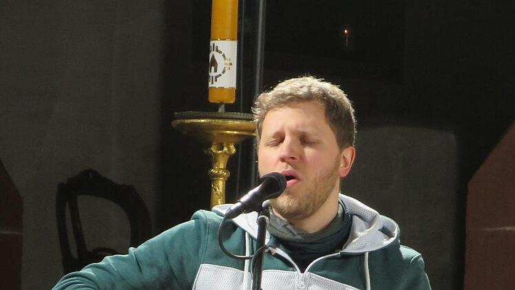 Eindrucksvoll interpretierte Roland Pietryga von der Band der  Jugendkirche das Magnifikat "Meine Seele preist".