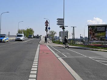 Der Pfisterberg aus Richtung Innenstadt ist ein möglicher Standort für eine digitale Werbetafel. Sie stünde anstelle der konventionellen rechts im Bild. Foto: Ronald Rinklef
