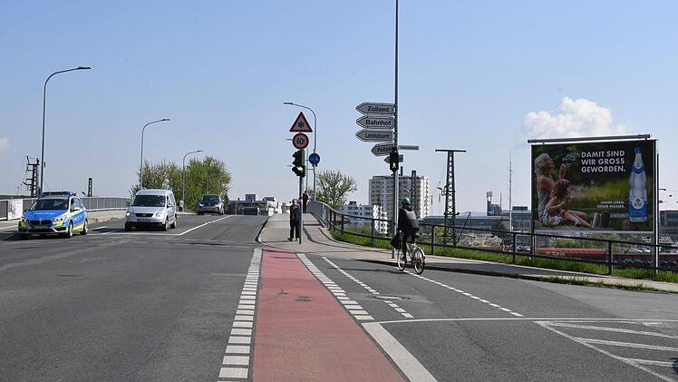 Der Pfisterberg aus Richtung Innenstadt ist ein möglicher Standort für eine digitale Werbetafel. Sie stünde anstelle der konventionellen rechts im Bild. Foto: Ronald Rinklef
