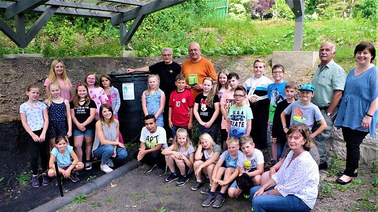 Die Klasse 4a der Grundschule stellte sich vor dem zehn Zentner schweren Teufkübel der ehemaligen Katharinazeche zu einem Erinnerungsfoto. Mit im Bild (von links): Eva Duschek, Johanna Kestel (kniend), Günther Scheler, Günther Skultety, Brigitte Roppelt (sitzend), Gerwin Eidloth und Rektorin Astrid Kestel.            Gerd Fleischmann