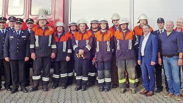 Pr&uuml;flinge und G&auml;ste der Feuerweher Marktrodach mit (von links) KBM Hans Stumpf, Ludwig Klinger, KBM Frank Fischer, Wolfgang Str&ouml;hlein, KBI Matthias Schuhb&auml;ck, Hans-Joachim Maier, Gruppenf&uuml;hrer KBI Hans-Ulrich M&uuml;ller, B&uuml;rgermeister Norbert Gr&auml;bner (6. v. rechts) und daneben Kommandant Andre Kestel mit den stellv. B&uuml;rgermeistern Foto: Schuhb&auml;ck